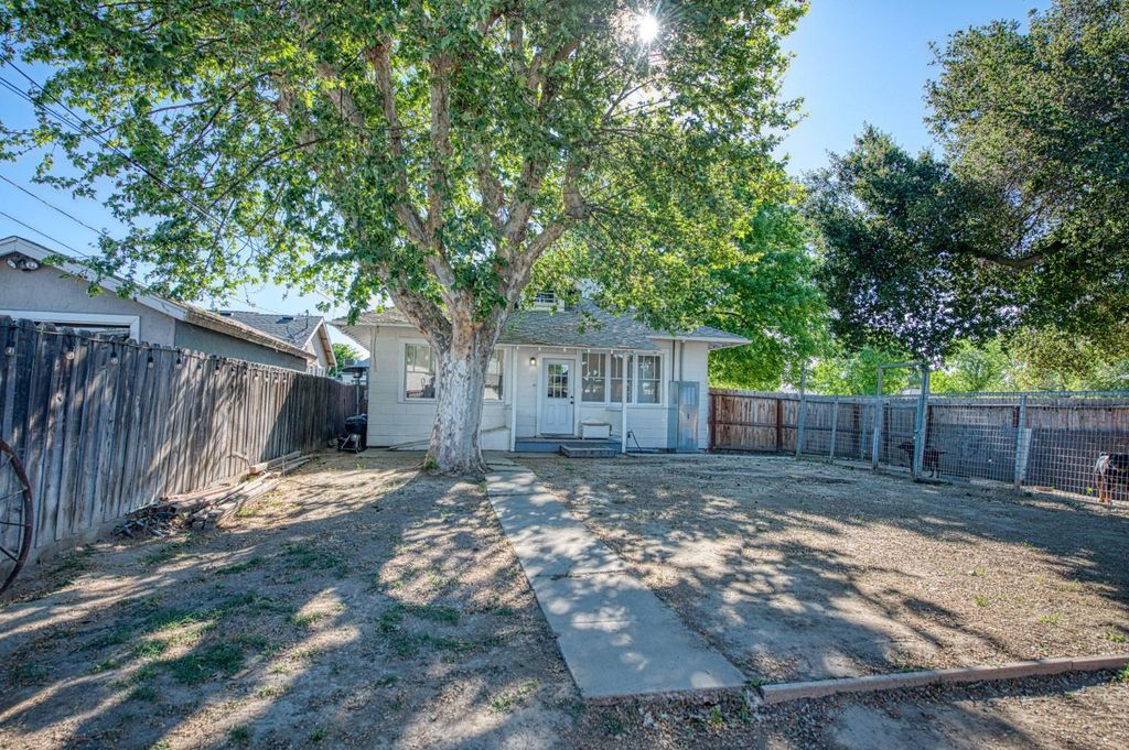 Image 39 of property listing at 1601 19th Avenue, Kingsburg, CA 93631