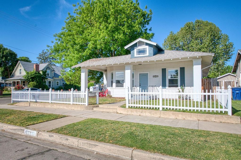 Image 4 of property listing at 1601 19th Avenue, Kingsburg, CA 93631