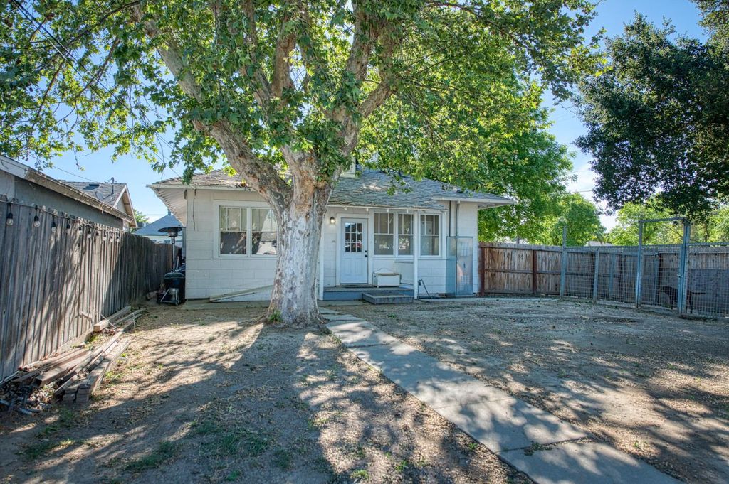 Image 40 of property listing at 1601 19th Avenue, Kingsburg, CA 93631
