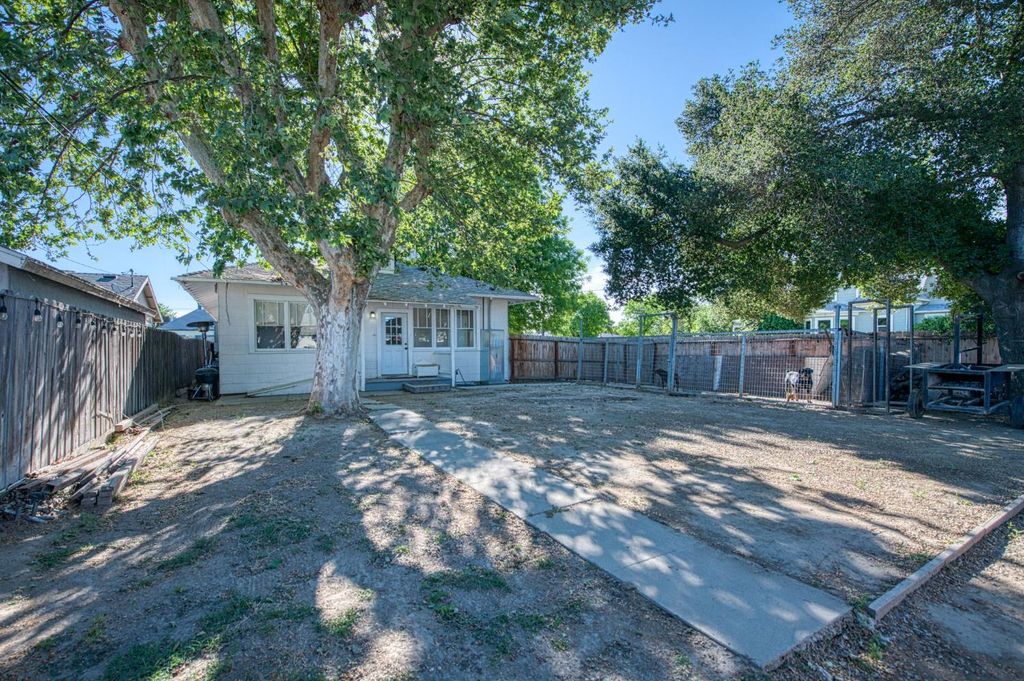 Image 41 of property listing at 1601 19th Avenue, Kingsburg, CA 93631