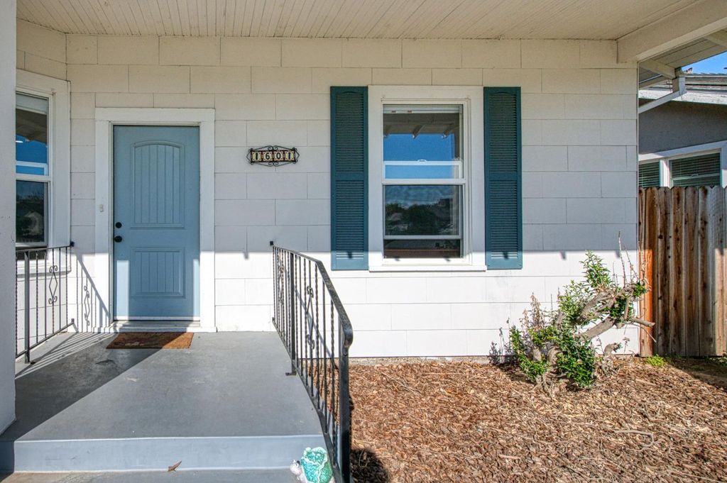 Image 5 of property listing at 1601 19th Avenue, Kingsburg, CA 93631