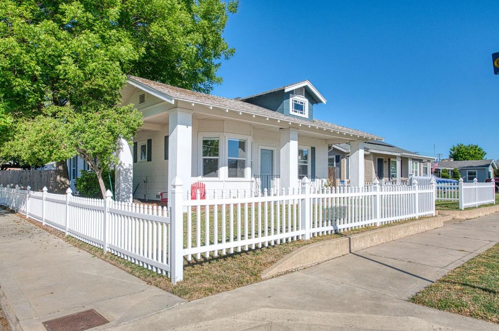 Image 7 of property listing at 1601 19th Avenue, Kingsburg, CA 93631