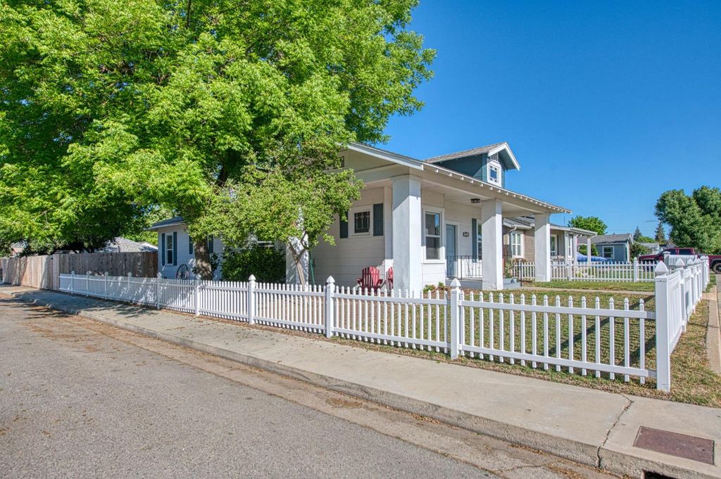 Image 8 of property listing at 1601 19th Avenue, Kingsburg, CA 93631