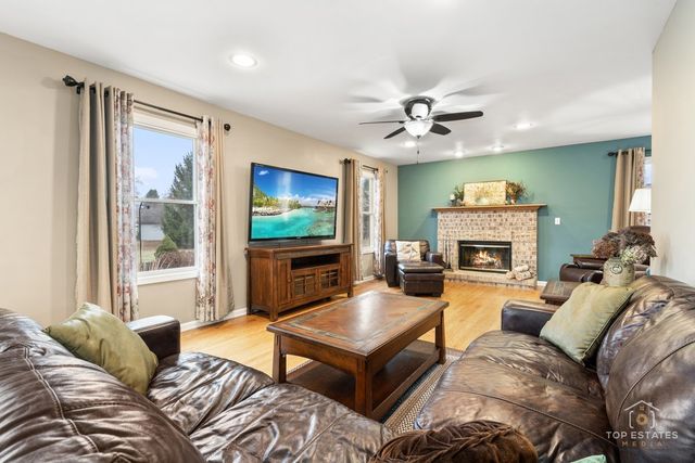 2303 Fox Bluff Lane, Spring Grove, IL 60081