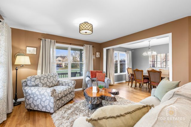 2303 Fox Bluff Lane, Spring Grove, IL 60081