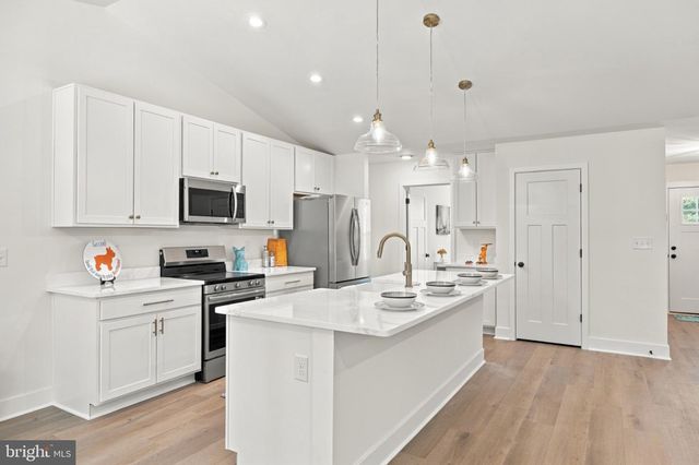 8425 SWAN WOODS RD, Rhoadesville, VA 22542