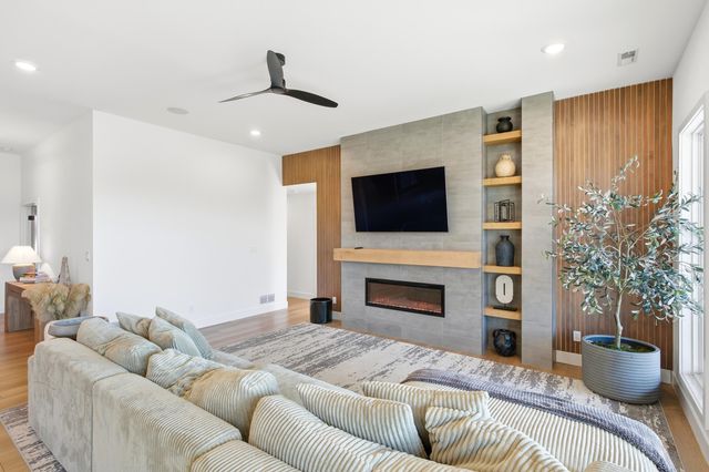 1301 HAXBY CT, Columbia, MO 65201