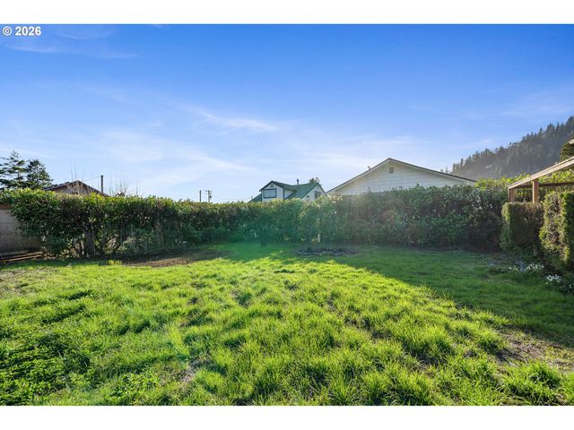 215 CYPRESS Ave, Garibaldi, OR 97118