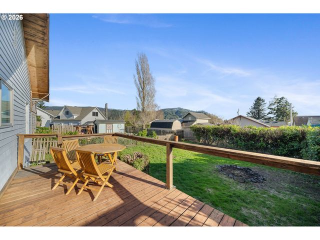 215 CYPRESS Ave, Garibaldi, OR 97118