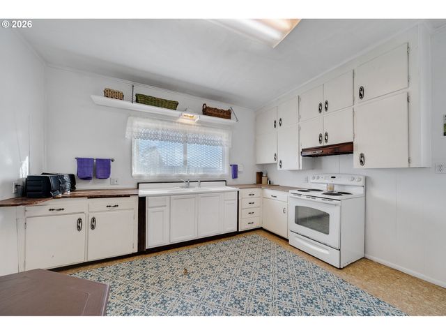 215 CYPRESS Ave, Garibaldi, OR 97118