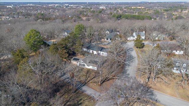 2578 N Warwick Drive, Fayetteville, AR 72703