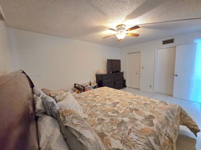 220 Lakeview Dr 312, Weston, FL 33326