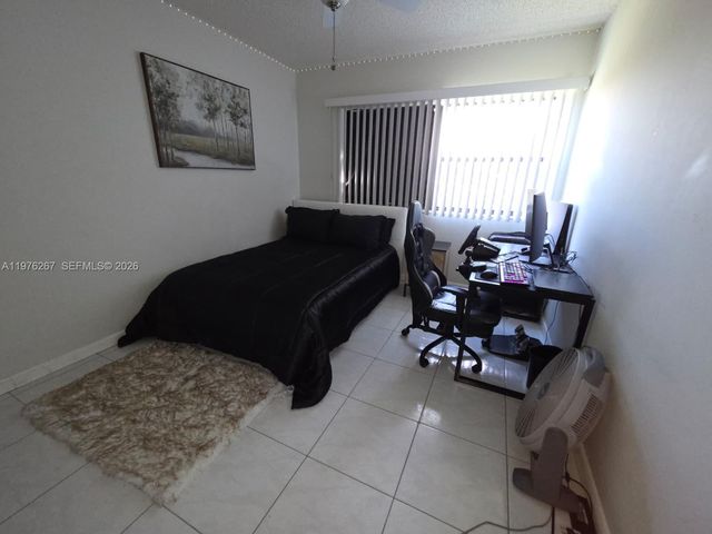 220 Lakeview Dr 312, Weston, FL 33326
