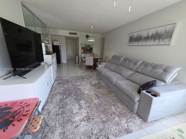 220 Lakeview Dr 312, Weston, FL 33326