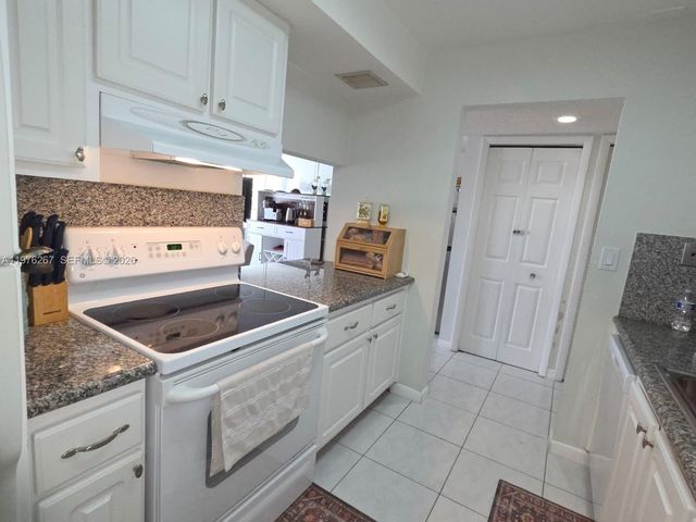 220 Lakeview Dr 312, Weston, FL 33326