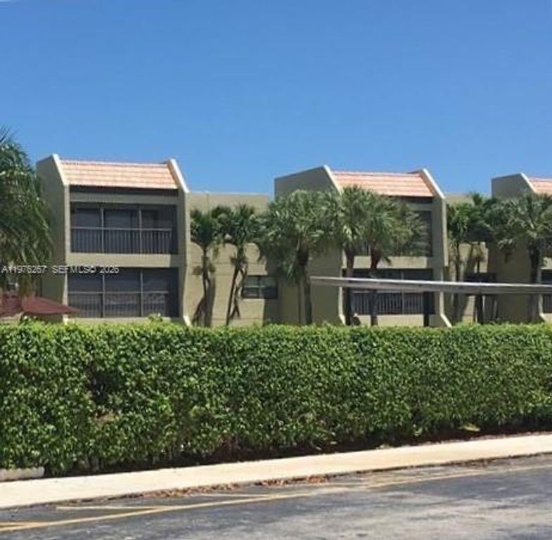 220 Lakeview Dr 312, Weston, FL 33326