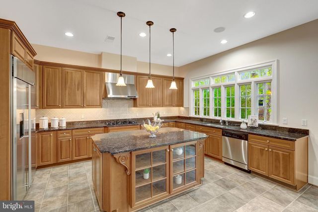 1204 HUNTERS GROVE CT, Mclean, VA 22102