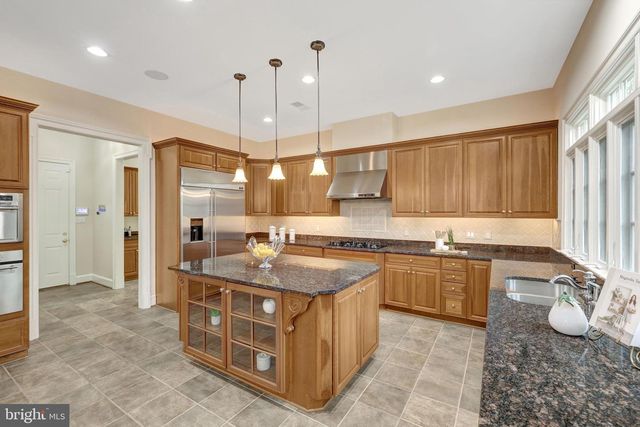 1204 HUNTERS GROVE CT, Mclean, VA 22102