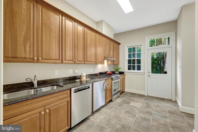 1204 HUNTERS GROVE CT, Mclean, VA 22102