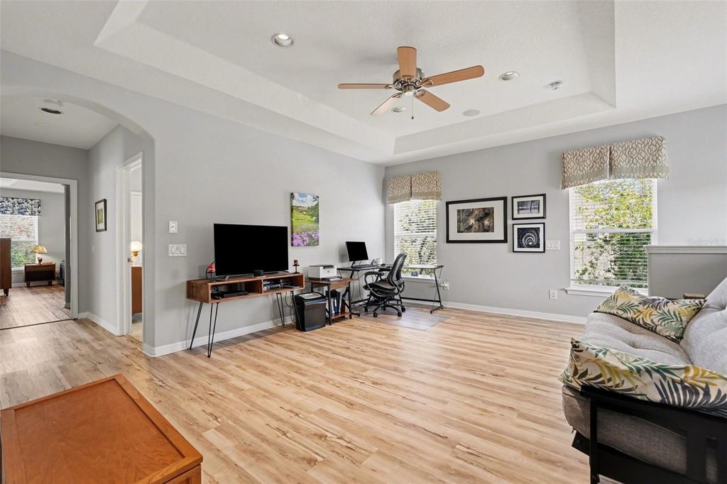 Image 17 of property listing at 11201 GREEN PARK CIRCLE, Tampa, FL 33626