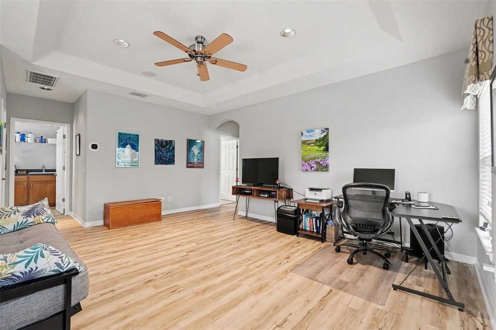 Image 18 of property listing at 11201 GREEN PARK CIRCLE, Tampa, FL 33626