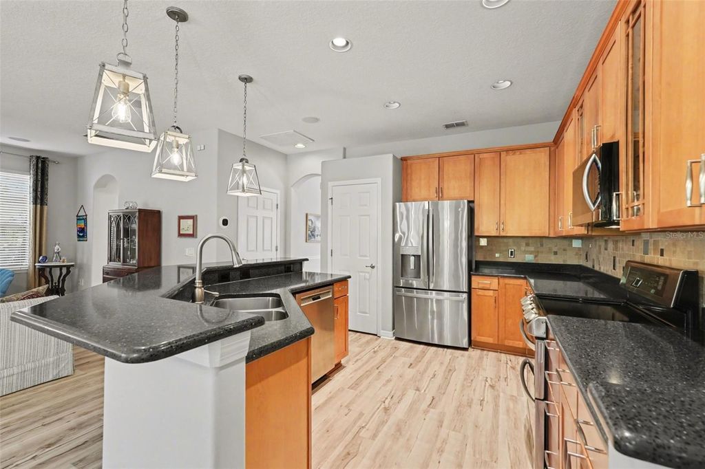 Image 7 of property listing at 11201 GREEN PARK CIRCLE, Tampa, FL 33626