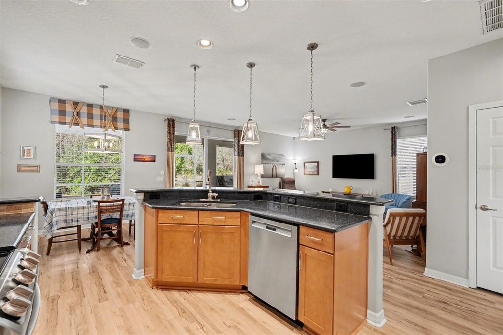 Image 8 of property listing at 11201 GREEN PARK CIRCLE, Tampa, FL 33626