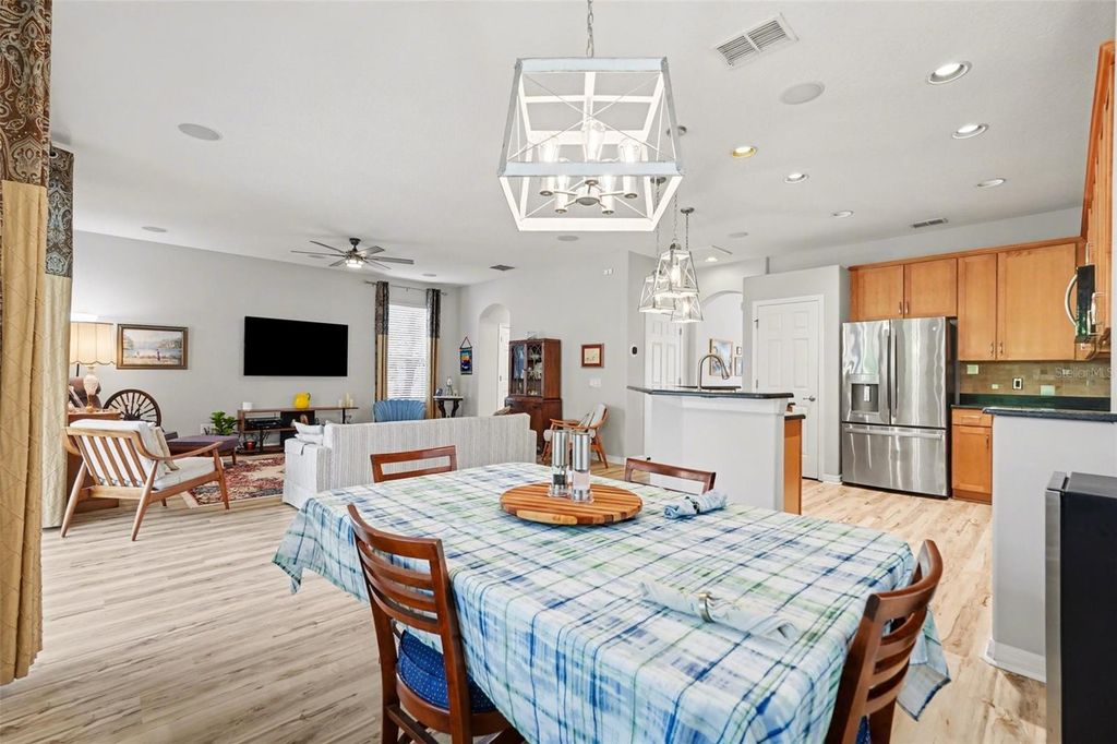 Image 10 of property listing at 11201 GREEN PARK CIRCLE, Tampa, FL 33626