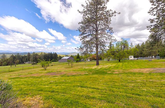 587 Summit Loop, Grants Pass, OR 97527