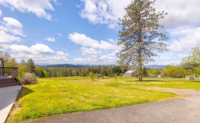 587 Summit Loop, Grants Pass, OR 97527