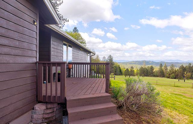 587 Summit Loop, Grants Pass, OR 97527