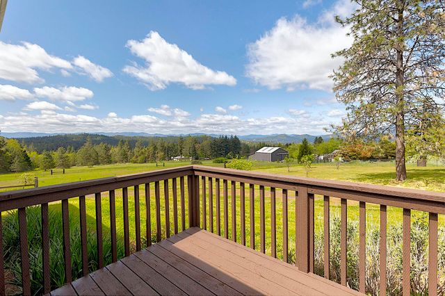 587 Summit Loop, Grants Pass, OR 97527