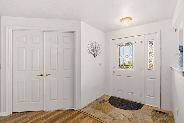 587 Summit Loop, Grants Pass, OR 97527