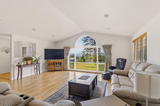 587 Summit Loop, Grants Pass, OR 97527