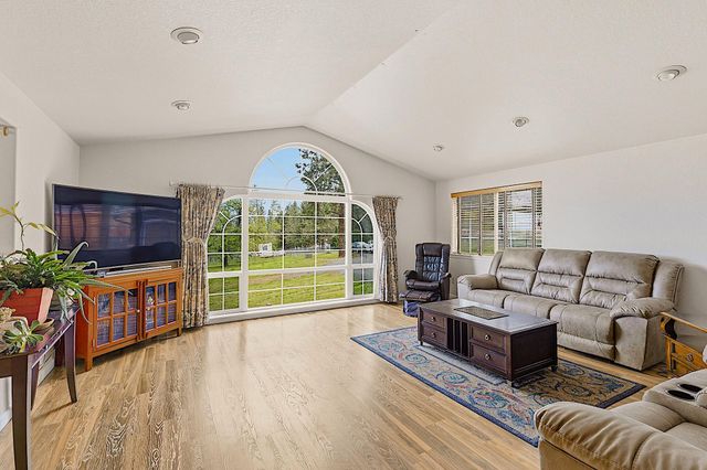 587 Summit Loop, Grants Pass, OR 97527