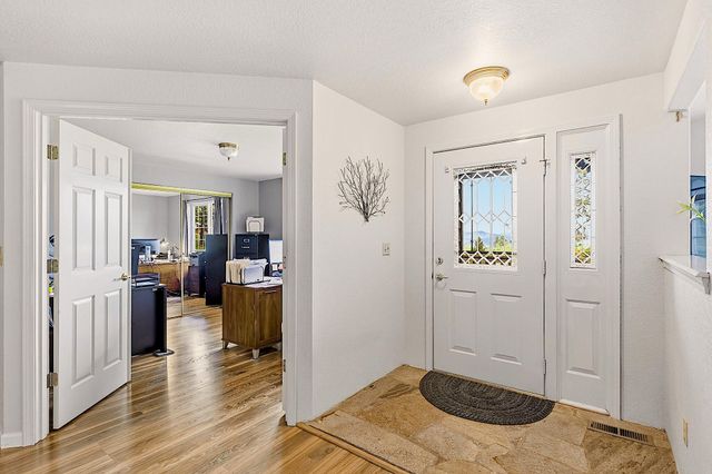 587 Summit Loop, Grants Pass, OR 97527