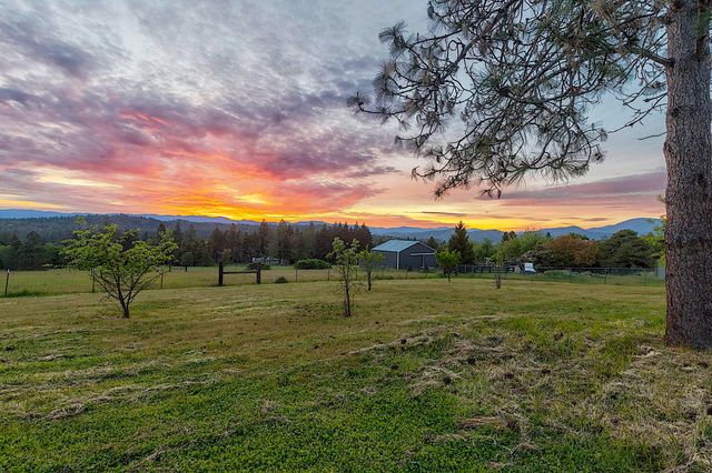 587 Summit Loop, Grants Pass, OR 97527