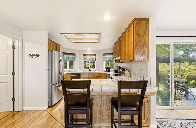 587 Summit Loop, Grants Pass, OR 97527