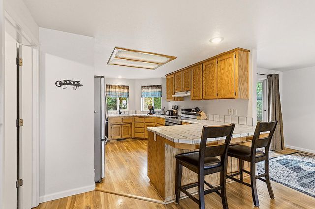 587 Summit Loop, Grants Pass, OR 97527