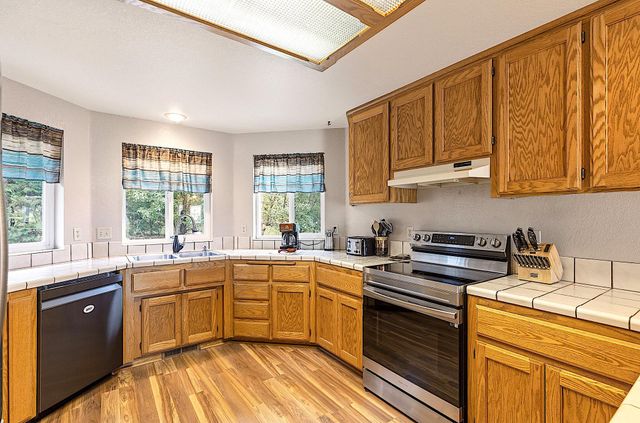 587 Summit Loop, Grants Pass, OR 97527