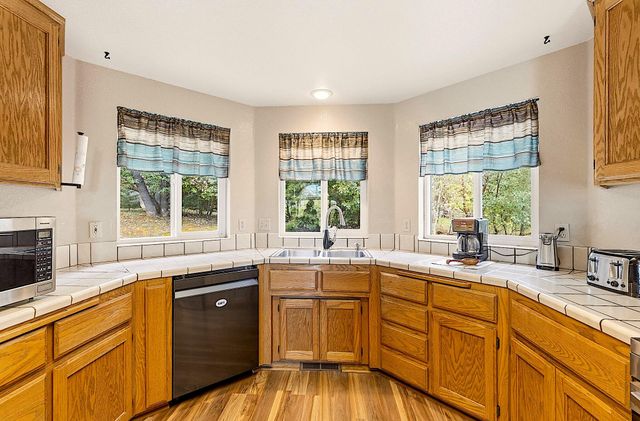 587 Summit Loop, Grants Pass, OR 97527