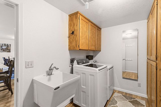 587 Summit Loop, Grants Pass, OR 97527