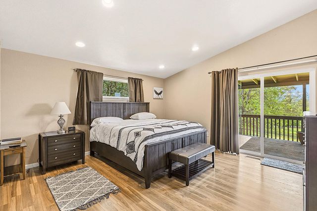 587 Summit Loop, Grants Pass, OR 97527