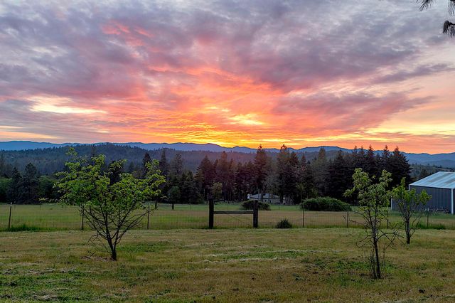 587 Summit Loop, Grants Pass, OR 97527