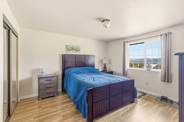 587 Summit Loop, Grants Pass, OR 97527