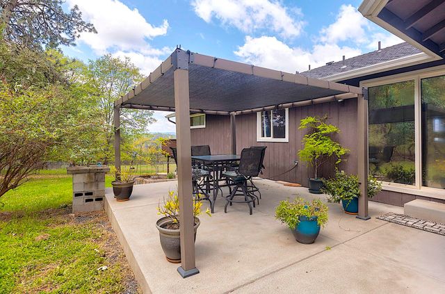 587 Summit Loop, Grants Pass, OR 97527