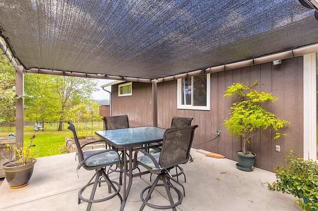 587 Summit Loop, Grants Pass, OR 97527