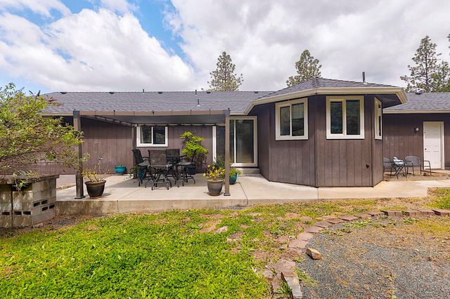 587 Summit Loop, Grants Pass, OR 97527