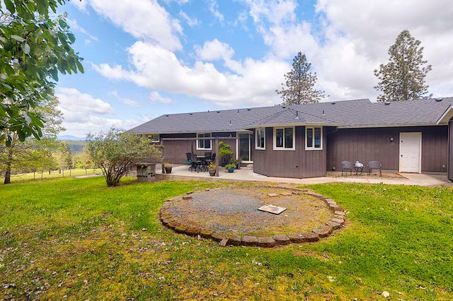 587 Summit Loop, Grants Pass, OR 97527