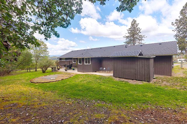 587 Summit Loop, Grants Pass, OR 97527